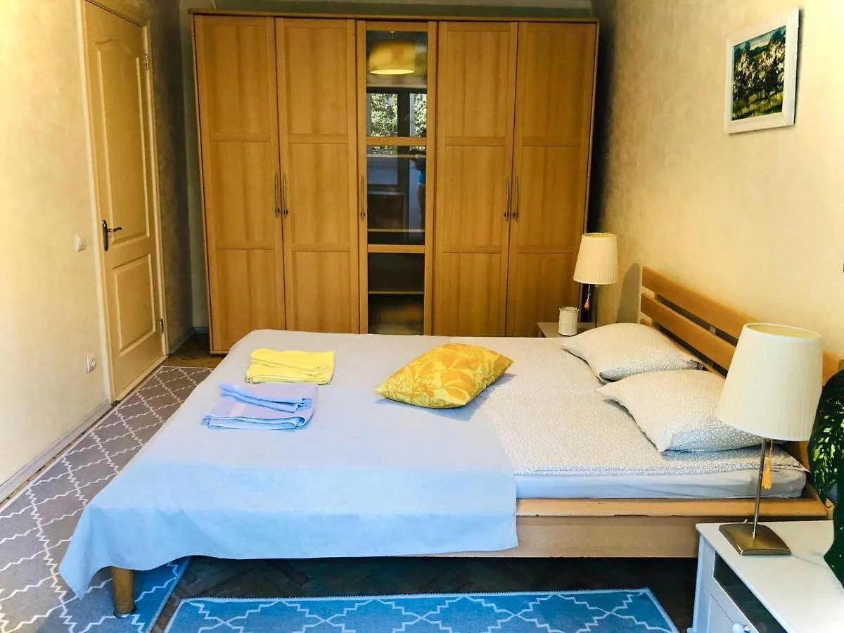 Sunflower Apartment Near Kiev Airport & Railway Station & Center City!